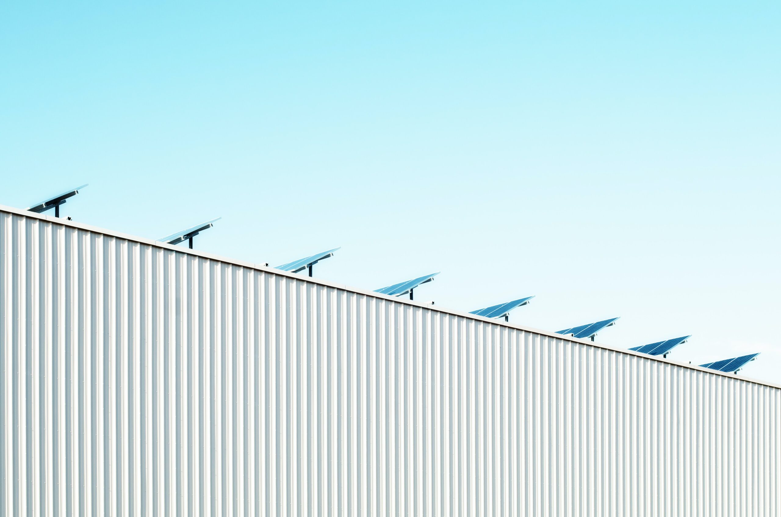 Leia mais sobre o artigo Vantagens do sistema de energia solar para indústrias, empresas e fábricas